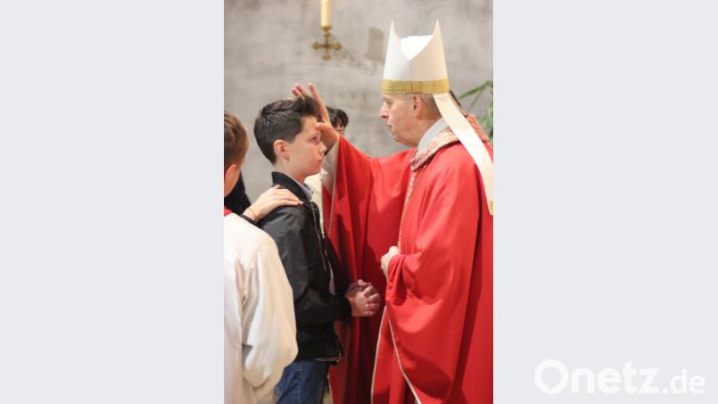 Weihbischof Reinhard Pappenberger spendet das Sakrament der Firmung. Bild: bph