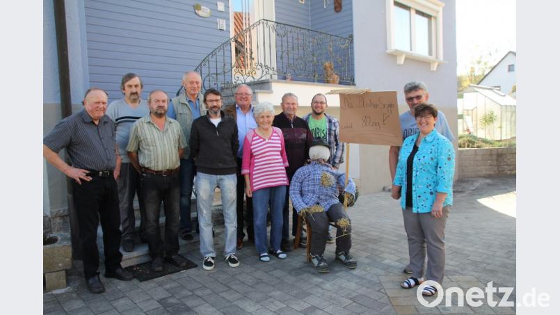 Im Kreis seiner Familie feierte der „Blecher Sepp“ Josef Pflug (vierter von rechts), seinen 80. Geburtstag. Neben Bürgermeister Heiz Weigl (hinten Bildmitte) sind auch einige Vereinsabordnungen zum Gratulieren gekommen. Bild: frd