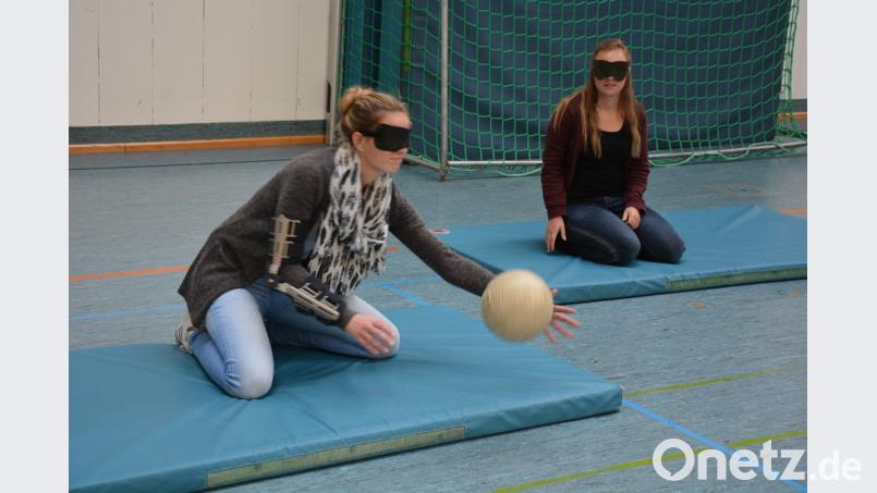 Beim Blindentorball besteht die besondere Herausforderung darin, den Ball rein aufgrund dessen Geräusch abzuwehren. Bild: jr