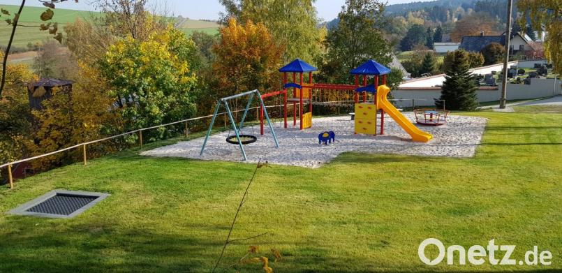 Für diesen schönen Spielplatz haben sich viele tatkräftige Helfer freiwillig ins Zeug gelegt. Zündender Ideengeber war die Freiwillige Feuerwehr mit Vorsitzendem Reinhard Wiesent. Bild: dob