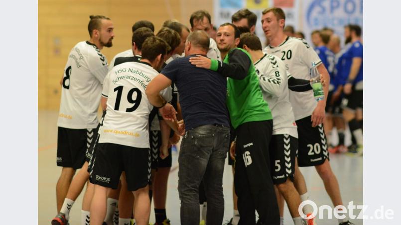 HSG-Trainer Christian Zachmann (dunkles Trikot) und seine Jungs machen sich in einer Spielpause noch einmal Mut. Gegen den BOL-Spitzenreiter ESV Regensburg reichte es dann aber doch nicht zum Sieg. Bild: ham