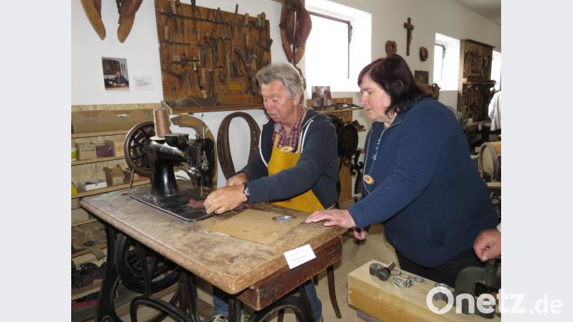 Auch eine alte mechanische Nähmaschine gehört zum Inventar der Handwerkerscheune und wurde vorgeführt. Bild: ubb