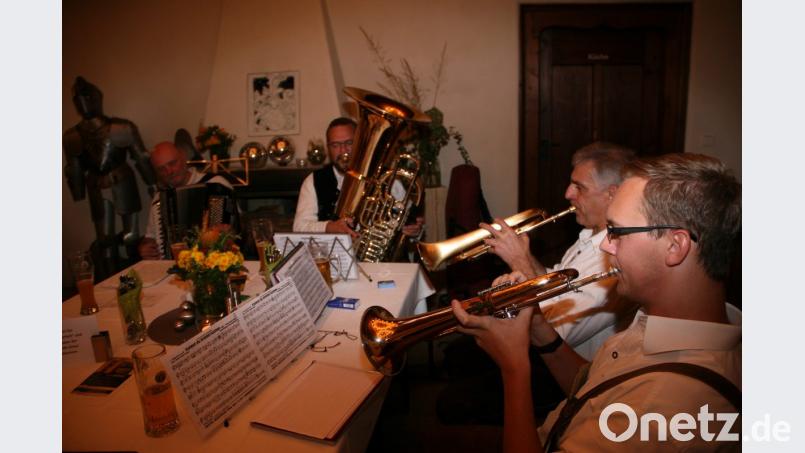 Das Falkenberger Karpfenquintett unter der Leitung von Hermann Träger (Zweiter von rechts) spielt bekannte Melodien aus den Notenblättern böhmischer Komponisten. Bild: wro