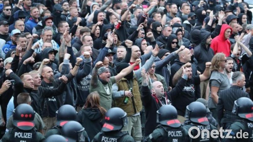 Ganz rechts. Johann Reichl in Chemnitz am 30. August. Bild: dpa/Jan Woitas