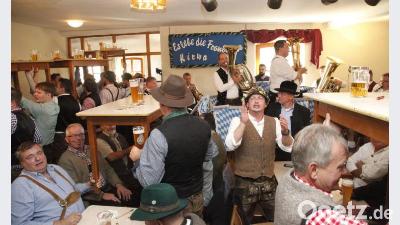 Beim Männerfrühschoppen des Fronberger Kirwavereins ging es wieder hoch her. Die Kirwamusikanten heizten die Stimmung im Saal der Brauereiwirtschaft an. Bild: Hirsch