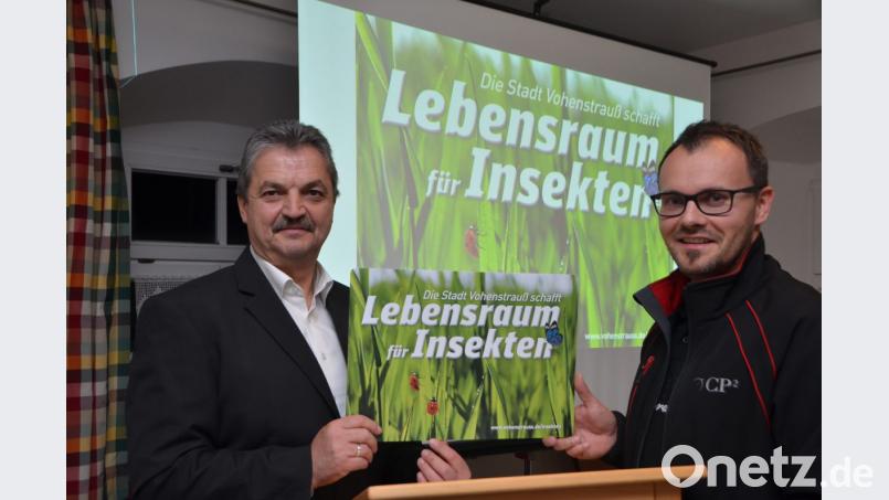 Der Böhmischbrucker Ortssprecher Andreas Ogarek (rechts) entwarf die Infotafel, die nun in vielen Bereichen aufgestellt wird, um deutlich zu machen, dass zugunsten der Insekten und Bienen nicht mehr so viel gemäht wird. Vor allem in Böhmischbruck wurde bei den alljährlichen Bürgerversammlungen immer wieder Kritik über schlecht gemähte Wegränder geübt. Bild: dob