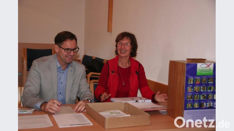 Gut gelaunt verbringen Thomas Bäumler und Angelika Beddig-Jaeger den Wahlsonntag in St. Michael in Weiden. Bild: exb