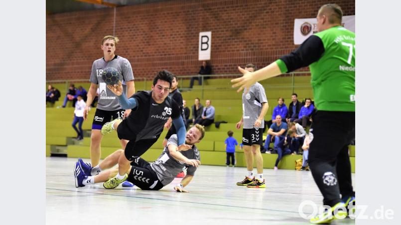 Sebastian Löw (Nummer 25) im Tiefflug: Der Weidener kommt gegen den Defensive der HSG Erlangen/Niederlindach zum Abschluss. Bild: btg