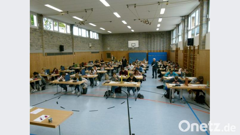 56 Bewerber für den gehobenen Dienst des Freistaates aus den Altlandkreisen Eschenbach und Kemnath unterziehen sich in der Turnhalle der MGS der Auswahlprüfung. Bild: rn