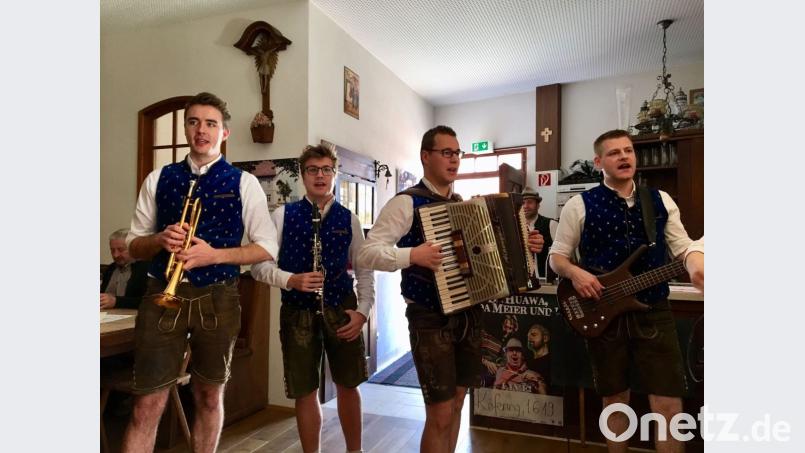 Klasse Musik für eine zünftige Allerweltskirwa: Die Gruppe "Power Hoch 5" gastierte in Köfering. Bild: gri