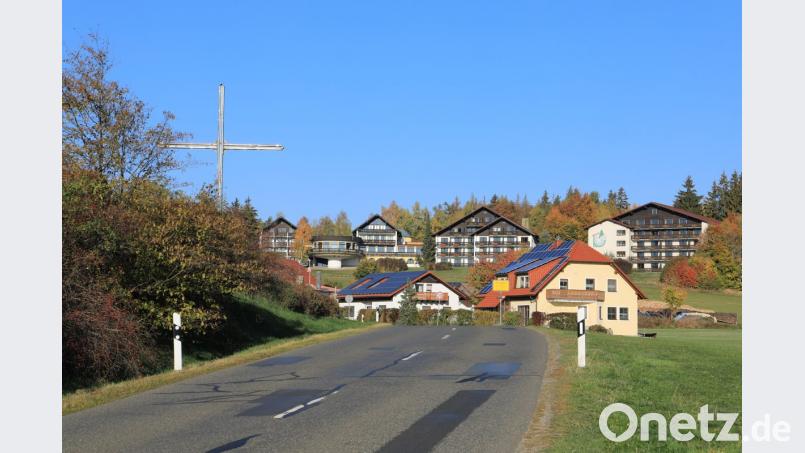 Markenzeichen von Pfaben sind das Lichtkreuz und das Hotel Steinwaldhaus. Jetzt gab der Stadtrat den Anstoß für die Dorferneuerung. Bild: njn