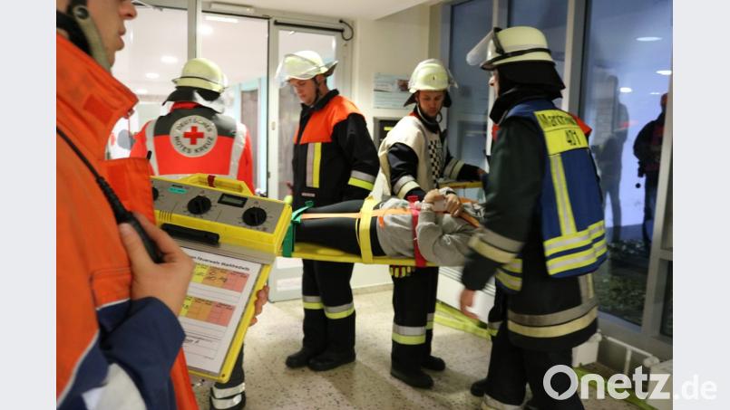 Die Feuerwehren evakuierten die "Patienten" auch mittels Tragen über das vorgelagerte Dach. Bild: exb
