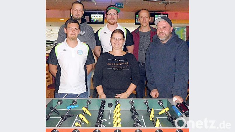 Matthias Kastner (Mitte, hinten) bleibt Vorsitzender des TSC Soccerclubs. Stellvertreter ist Berthold Zimmerer (vorne, rechts). Kassiererin wurde Kathrin Söllner (vorne, Mitte), Trainer ist Tobias Blechschmied (vorne, links), Beisitzer Martin Beutner (hinten, rechts) und Fabian Zintl (hinten, links). Bild: R. Kreuzer