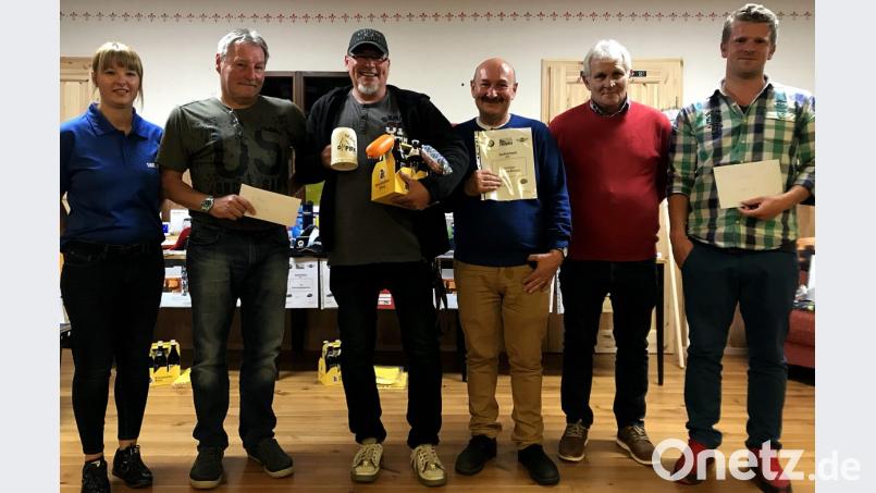 Vorsitzende Melanie Neiser gratuliert Reinhard Hübner, Jens Kluge, Martin Höhne, Richard Grasser und Christopher Kraus. Bild: zer