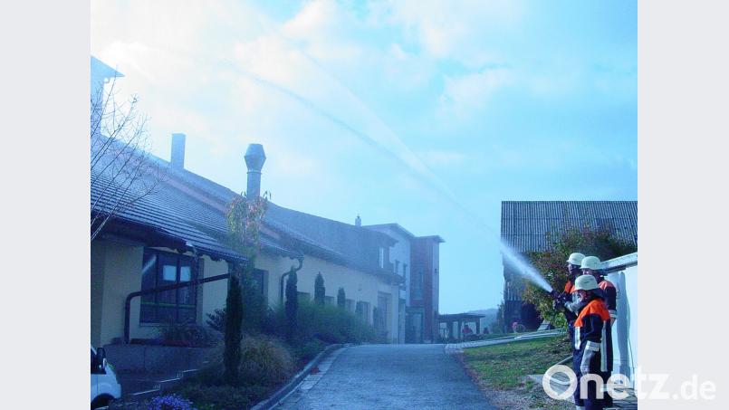 Erster Löschtrupp "Wasser marsch": Schon wenige Minuten nach der Alarmierung war die Wehr Gunzendorf aktiv Bild: sck