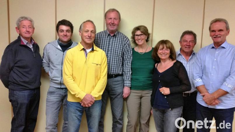 Sie führen den Tennisclub in die Zukunft (von links): Christoph Götz, Uli Güntner, Reinhold Kindl, Gerhard Gierlinger, Elfie Gierlinger, Angelika Auras, Raimund Spöth und Reinhard Neugebauer. Bild: sm