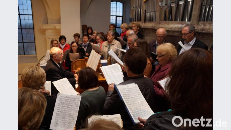 Der Kirchenchor ist seit 40 Jahren ein Klangkörper erster Güte. Das beweist er auch beim Vorabendgottesdienst am Samstag. Bild: bkr