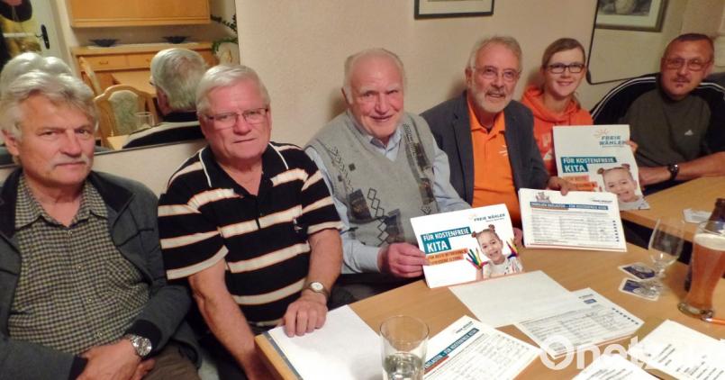 Mit Stolz präsentierten die Freien Wähler bei ihrer Monatsversammlung das Ergebnis der durchgeführten Unterschriftenaktion für kostenfreie Kindertagesstätten. Unser Bild zeigt (von links), Franz Schmidt, Edmund Bruckner, Alfred Bauer, Vorsitzender Hans Schmid, Tanja Scherm und Karlheinz Sehnke. Bild: Brendel, Hubert (BR)