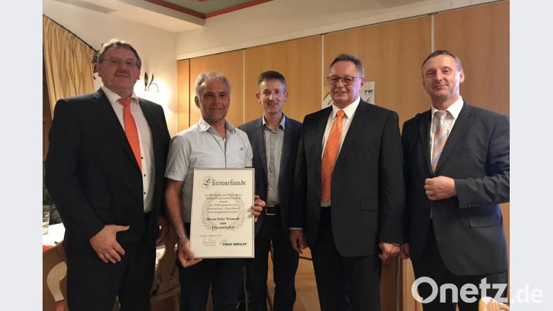 Die Wählergemeinschaft Arbeitnehmer-Eigenheimer ernennt Stadtrat Peter Wismeth (Zweiter von links) zum Ehrenmitglied. Dazu gratulieren (von links): Bürgermeister Hans-Martin Schertl, FW-Kreisvorsitzender Albert Geitner, Dritter Bürgermeister Heinrich Ruppert und Vorsitzender Markus Schertl. Bild: rha