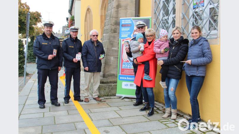 Polizeihauptmeister Carsten Landgraf, Polizeihauptkommissar Bernhard Gleißner von der Kemnather Inspektion, Josef Krauß (von links) von der Gebietsverkehrswacht sowie Polizeihauptkommissar Dieter Striegl (von links) finden für ihre Informationsbroschüren in allen Altersgruppen Abnehmer. Bild: stg