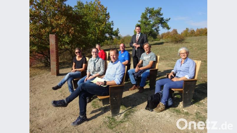 Silke Lohr, Maria Hanauer, Christian Meyer, Maria Steger, Peter Roidl, Florian Zeitler, Anne Wendl und Thomas Ebeling, nahmen Platz im Landschaftskino am Gipfelkreuz in Premberg. Bild: Hirsch