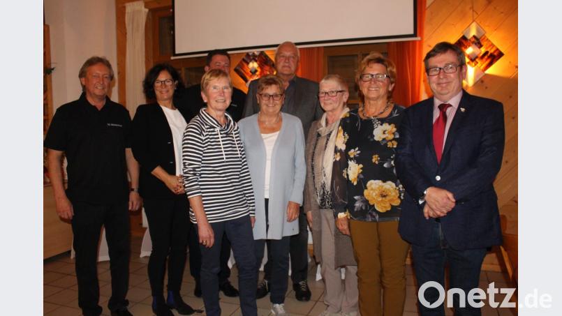 Über eine Urkunde freuen sich die Gründungsmitglieder. Das Bild zeigt von links Vorsitzenden Herbert Pscherer, Bürgermeisterin Friederike Sonnemann, Ingrid Wildgans, zweiten Vorsitzenden Olaf Korf (halb verdeckt), Anneliese Heinl, Peter Wildgans, Marita Späth, Brigitte Schraml und Bezirksvorsitzenden Johannes Deppisch. Bild: fphs