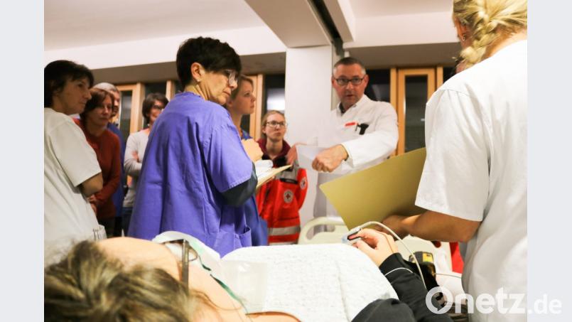 In der Magistrale des Klinikums wurde eine „Triage“ durchgeführt. Hierbei wird durch die ärztliche Leitung schnell entschieden, wer zuerst behandelt wird und welche Patienten stabil genug sind, um auf umliegende Krankenhäuser verteilt zu werden. Bild: exb