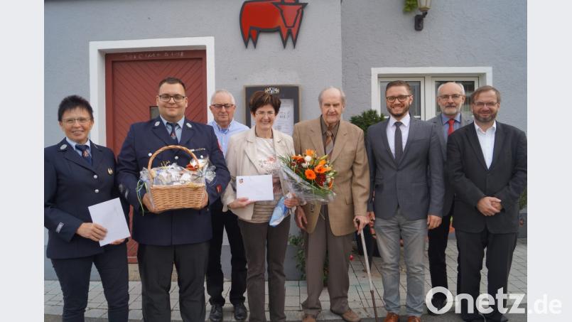 Rektor a.D. Wilhelm Knopp (Vierter von rechts) freut sich an seinem 90. Geburtstag über die Glückwünsche seiner Tochter Rita (links daneben), seines Neffen Herbert Schmid (Dritter von links) sowie der Vertreter von Gemeinde, Pfarrei und Feuerwehr. Bild: du