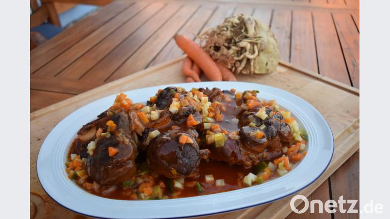 Ossobuco ist ein traditionelles Schmorgericht der italienischen, speziell der Mailänder Küche. 90 bis 100 Minuten werden die Kalbshaxen-Scheiben sanft im Topf geschmort. Bild: Schiffer