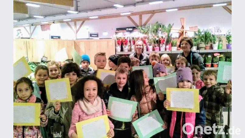 Die Schulkinder machen sich in der Obst- und Gemüseabteilung eifrig Notizen. Bild: fdl
