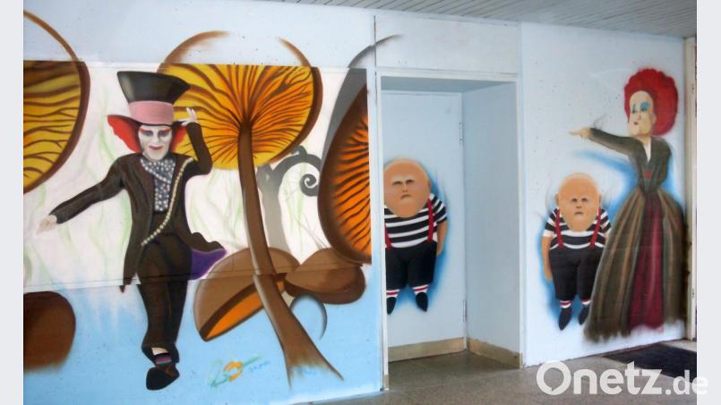 Motive aus &quot;Alice im Wunderland&quot; schmücken nun Wände im Otto-Hahn-Gymnasium. Bild: exb
