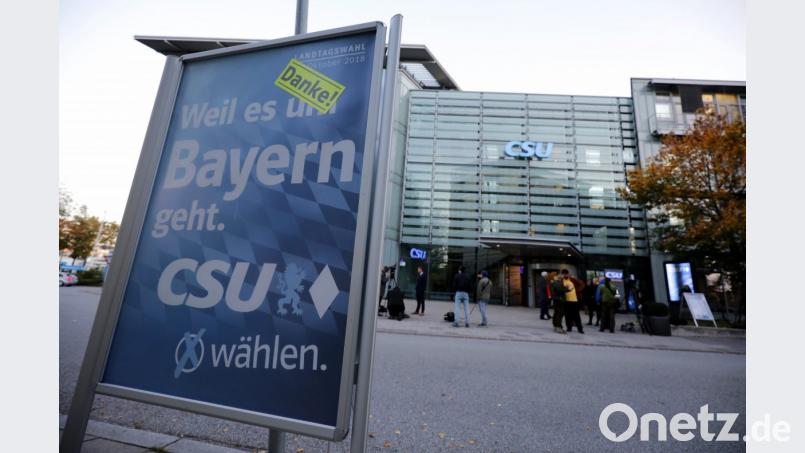 Ein &quot;Danke&quot; klebt auf einem CSU Wahlplakat vor der Parteizentrale der CSU in München. Bild: Michael Kappeler/dpa