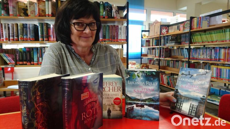 Die sieben Schwestern und Bücher von Jeffrey Archer machen auch in der Marktbücherei das Rennen, weiß Leiterin Gisela Kreisel. Bild: Lowak