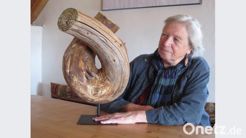 Anna Kaltenecker kreiert Skulpturen aus Holz. Bild: tok