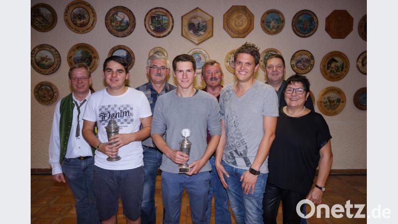 Bei der Siegerehrung gab es freudige Gesichter bei Schießleiter Klaus Ketzler (von links), Benedikt Kemptner, Willi Stöckl, Tobias Schleicher, Max Plank, Christian Bauer, Bürgermeister Christian Ziegler, und Schützenmeisterin Gisela Zerbian. Bild: nib