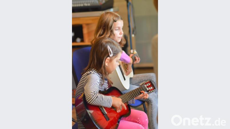 Hanna und Linda konzentrieren sich auf Noten, Rhythmus und Pausen. Bild: Doris Mayer