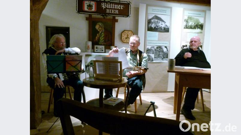 Nahezu zwei Stunden lang begeistert Schriftsteller Hans Günther Lauth, begleitet von den Musikern Walter Pilsak und Martin Betz (von rechts), bei den „Eschenbacher Mundarttagen“ die Zuhörer „beim Taubnschuster&quot;. Bild: rn
