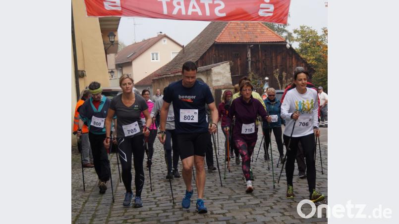 Neben den Läufern waren auch viele Nordic-Walker am Start. Bild: weu