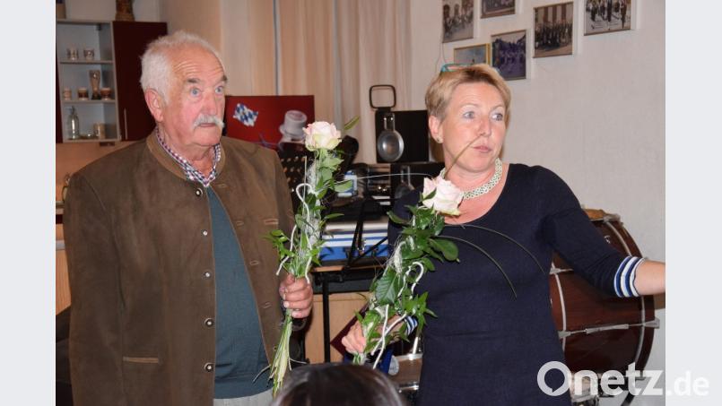 Der Ehrenvorsitzende Leonhard Ehrensberger und der bisherigen Vorsitzende Monika Edenharder verabschiedeten die ausscheidenden Vorstandsmitglieder mit einer Dankeschön-Rose. Bild: bö