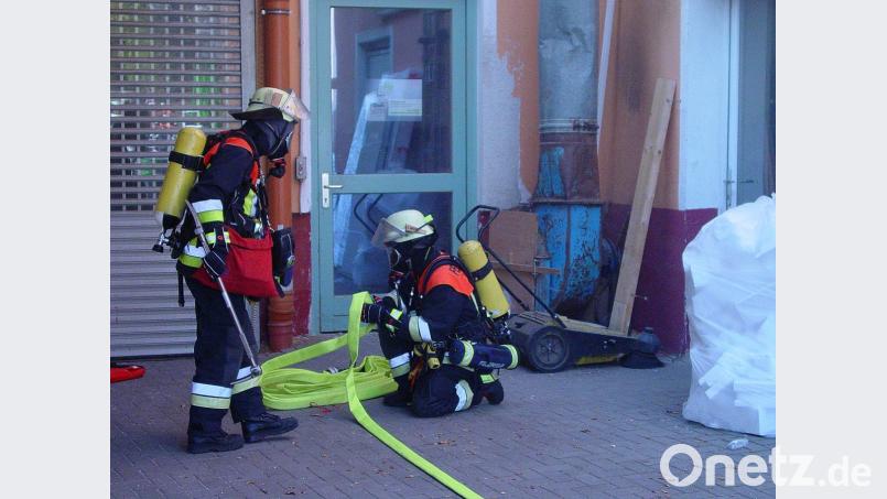 Schnell waren auch die Atemschutzträger bereit zur Suche der vermissten Personen und zum Löscheinsatz im Gebäudeinneren. Bild: sck