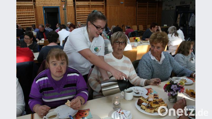 Nicht nur die Gäste im Rollstuhl sind bei der Friedenfelser Bereitschaft und dem Jugend-Rot-Kreuz in besten Händen. Bereitschaftsleiterin Andrea Winkler und ihr Team servieren gerade Kaffee und Kuchen. Bild: roh