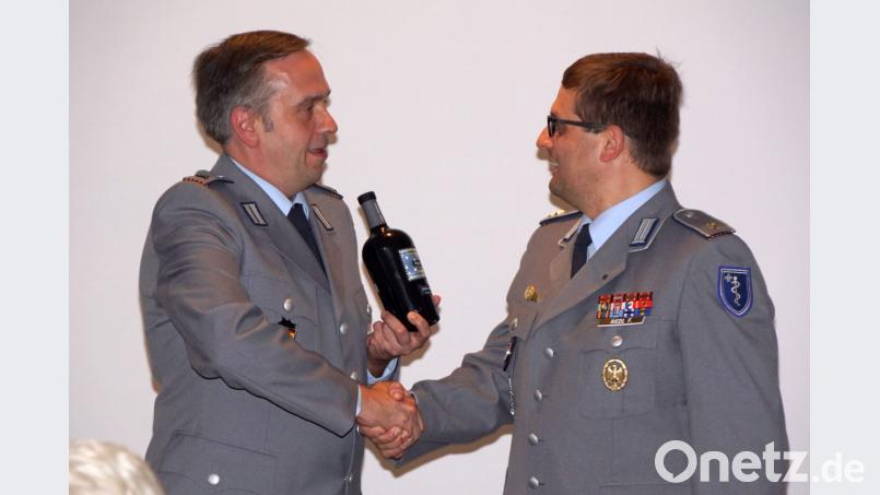Eine Flasche Wein übergibt Kreisvorsitzender Thomas Semba (links) an Florian Riedl als Dankeschön für den eindrucksvollen Erfahrungsbericht. Bild: bkr
