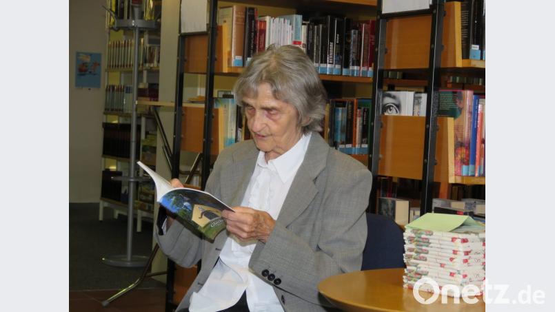 Zum Titel "Glocken der Heimat" verlas Ruth Würner das Gedicht, das sie dabei inspiriert habe. Bild: ubb