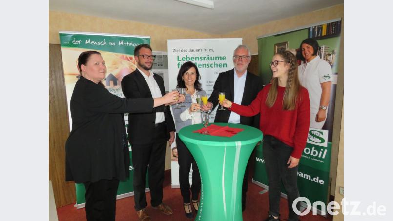 Eva-Maria Hasenfürter (rechts) und Nicole Bremer (links) werden im Beratungsbüro für das Seniorenservicehaus alle Fragen kompetent beantworten. Andreas Neugierg und Martin Weiß (von links) freuen sich mit Bürgermeisterin Tanja Schiffmann (Mitte), die Bürger gut informieren zu können. Bild: adj