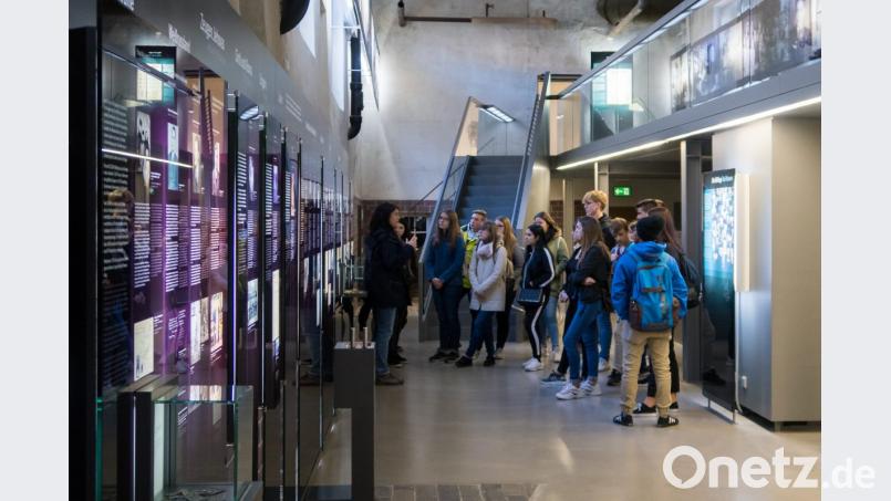 Im Dokumentationszentrum Flossenbürg vertiefen die Zehntklässler ihr Schulwissen. Bild: jzk