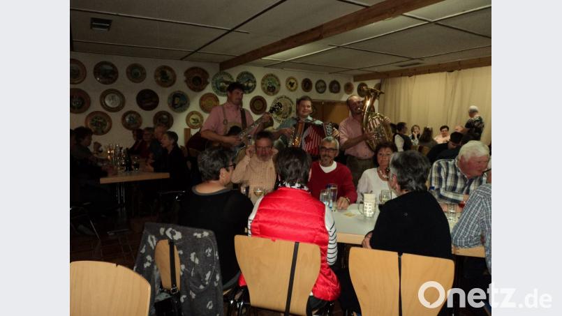 Die Musiker zogen von Tisch zu Tisch. Bild: ksi