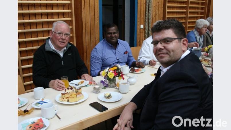 Ruhestandspriester Siegfried Wölfel, Dr. Gnana Sikamani und BRK-Kreisgeschäftsführer Holger Schedl (von links) beim Behindertennachmittag in der Steinwaldhalle. Bild: roh