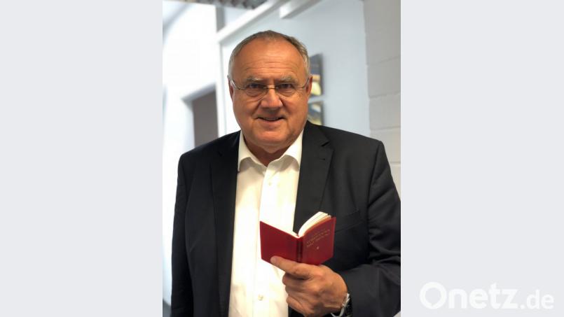 Lothar Höher mit dem Bestseller „Die Worte des Vorsitzenden Mao“, auch „das kleine rote Büchlein“ oder „Mao-Bibel“ genannt. Bild: exb