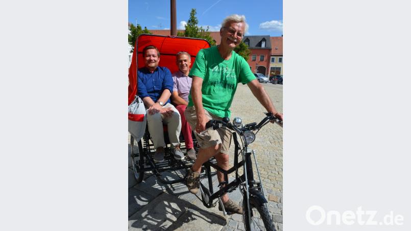 Sein Stadtrats-Mandat niederlegen will Helmut Plommer. Der Waldsassener ist in seiner Freizeit gerne mit dem Rad unterwegs und chauffiert auch gerne mal Leute mit der Rikscha - hier MdB Uli Grötsch und Mitterteichs Bürgermeister Roland Grillmeier (von links). Bild: jr