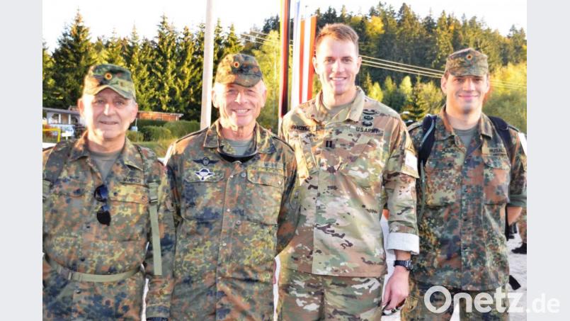 Die Vilsecker Reservisten Max Hammer, Willhelm Würfl, David Broyles und Günter Musall (von links) vertreten seit vielen Jahren die Farben der Stadt bei internationalen Marschwettbewerben. Bild: eraa